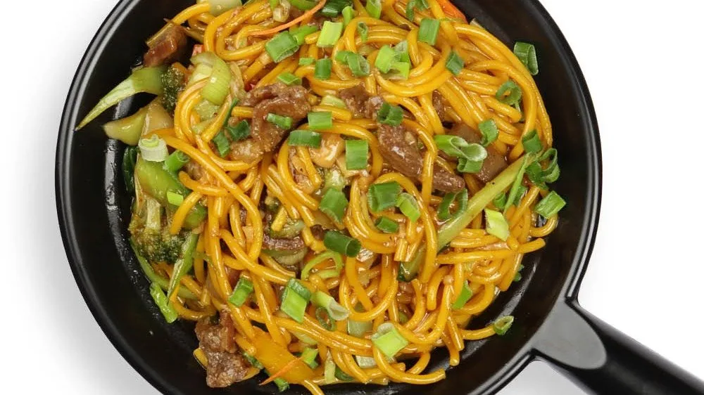 Lo Mein nuudlid loomalihaga *