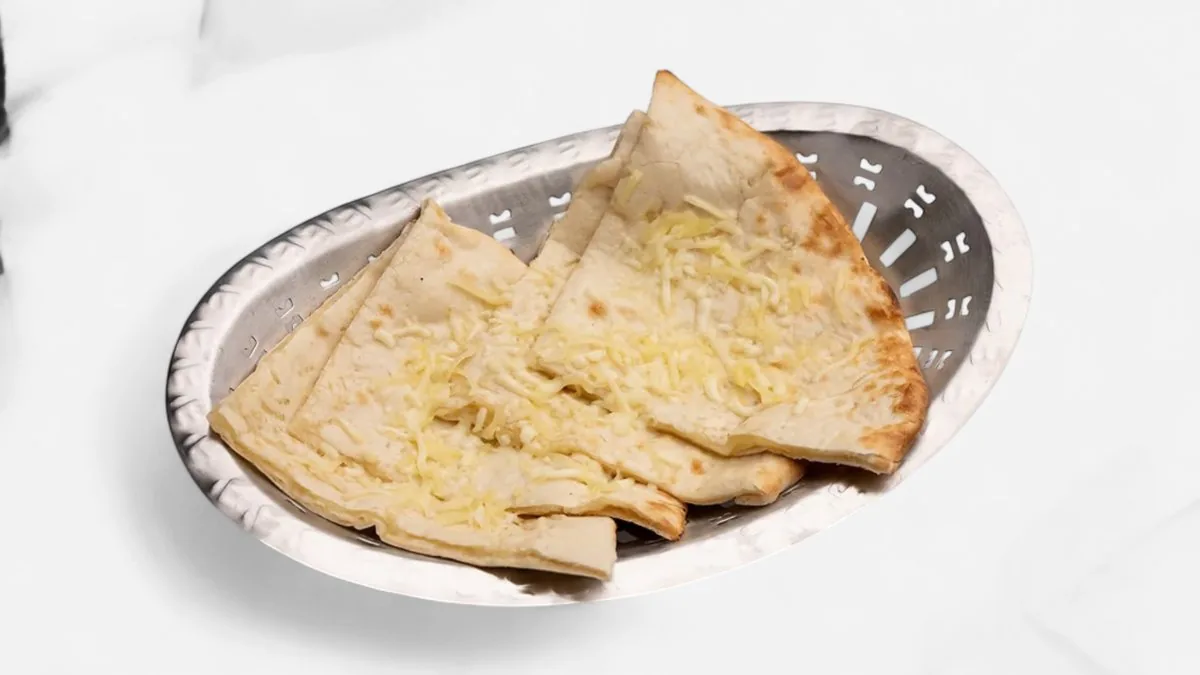Juustu-küüslaugu-tsilli naan