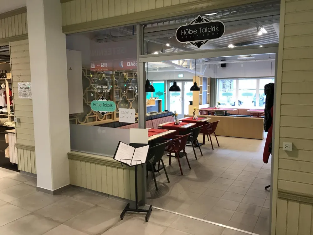 01 — Sissepääs turuhoones